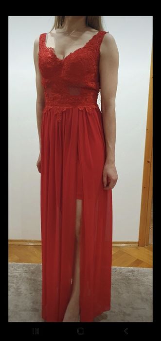 Czerwona długa wieczorowa sukienka z koronką