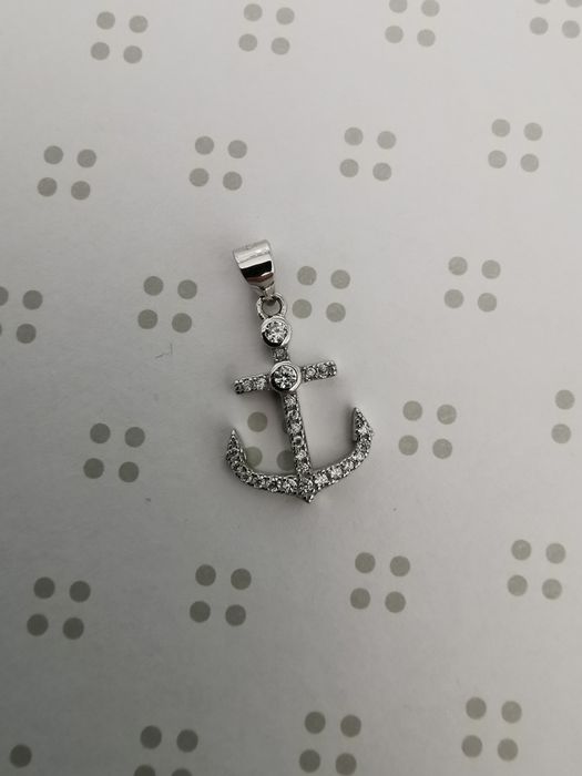 Srebrny wisiorek z cyrkoniami kotwica