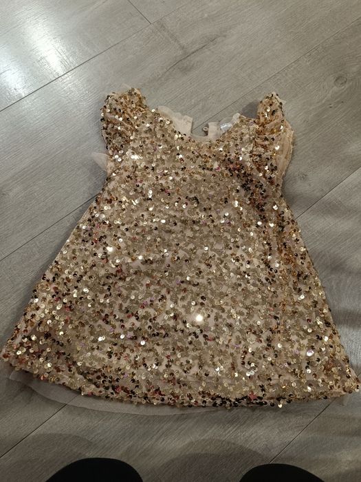 sukienka cekinowa złota