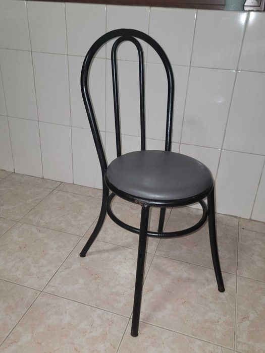 Cadeira de metal preta e cinza