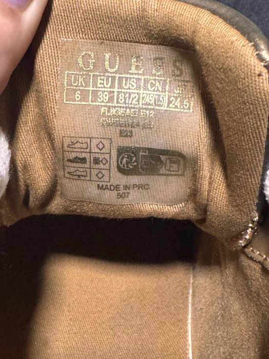 Оригінальні кросівки Guess