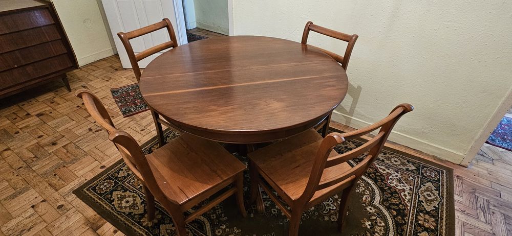 Mesa extensível e 4 cadeiras em madeira