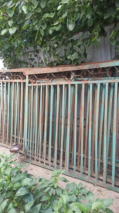 Забор металлический, секции ограждения.