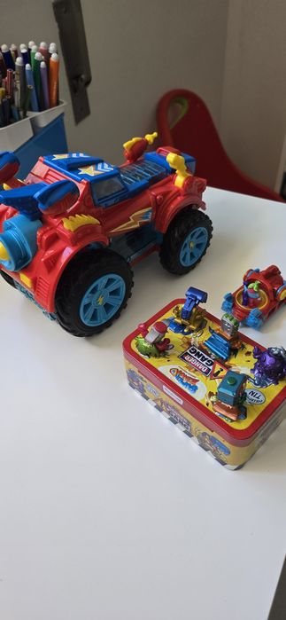 Pistas da Hot Wheels e outros brinquedos
