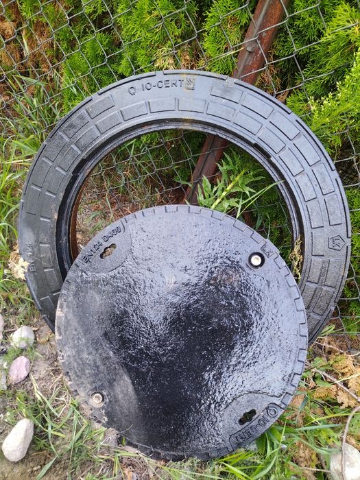 Wyłaz betonowożeliwny D400