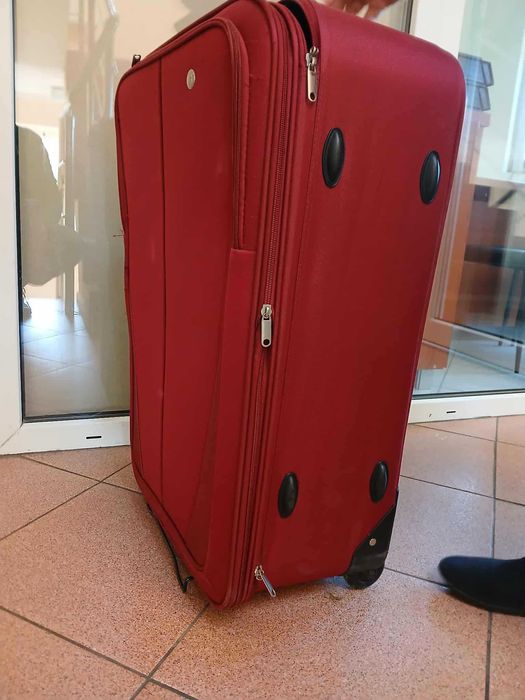 Walizka podróżna czerwona