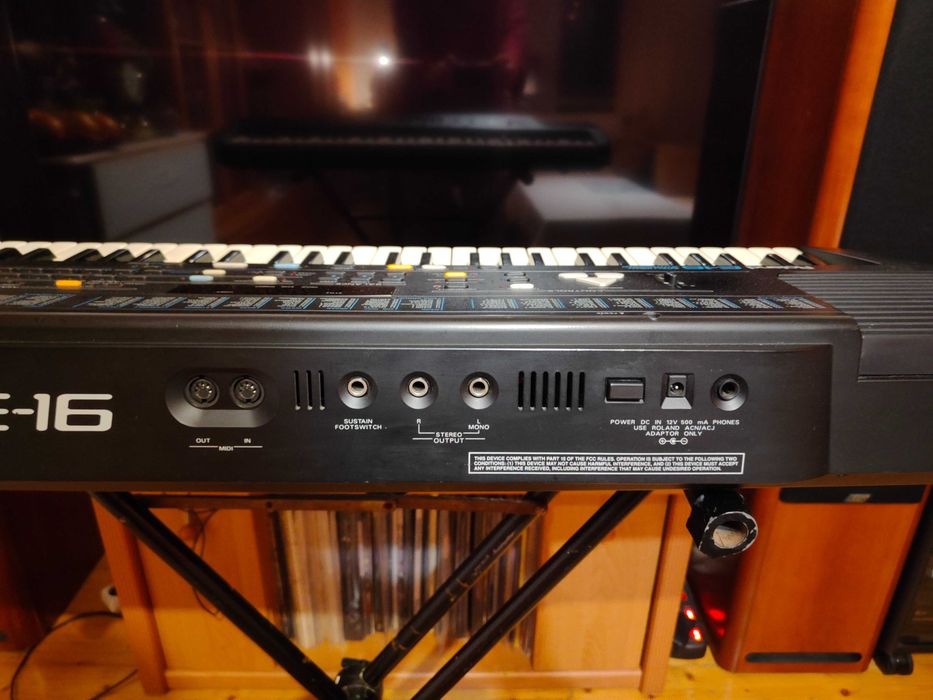 Roland E-16 syntezator keyboard