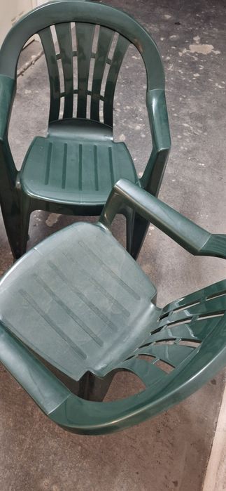 Três cadeiras verdes