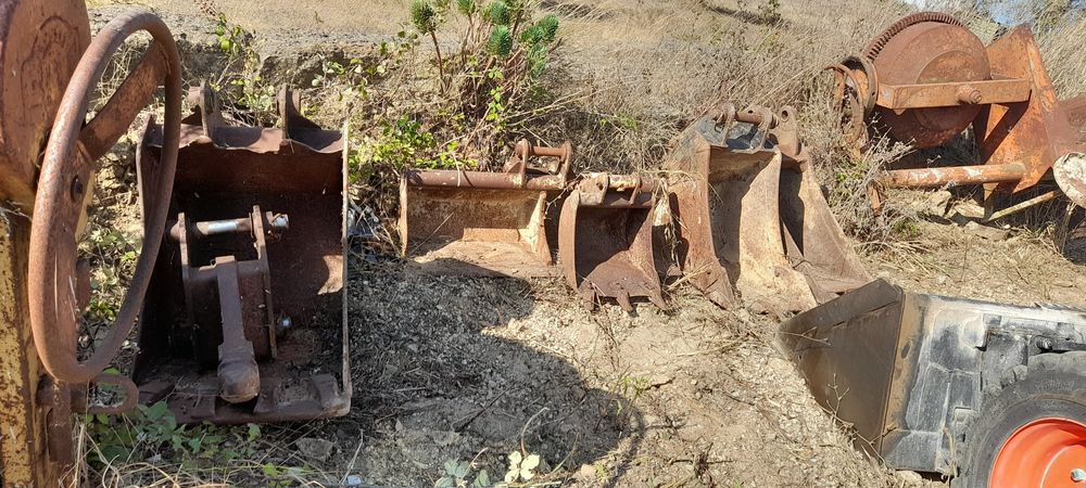 Diversos baldes para máquina Jcb e um riper