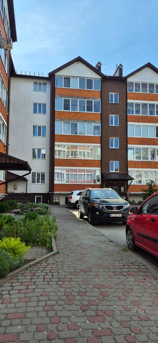 Продається простора квартира у Винниках