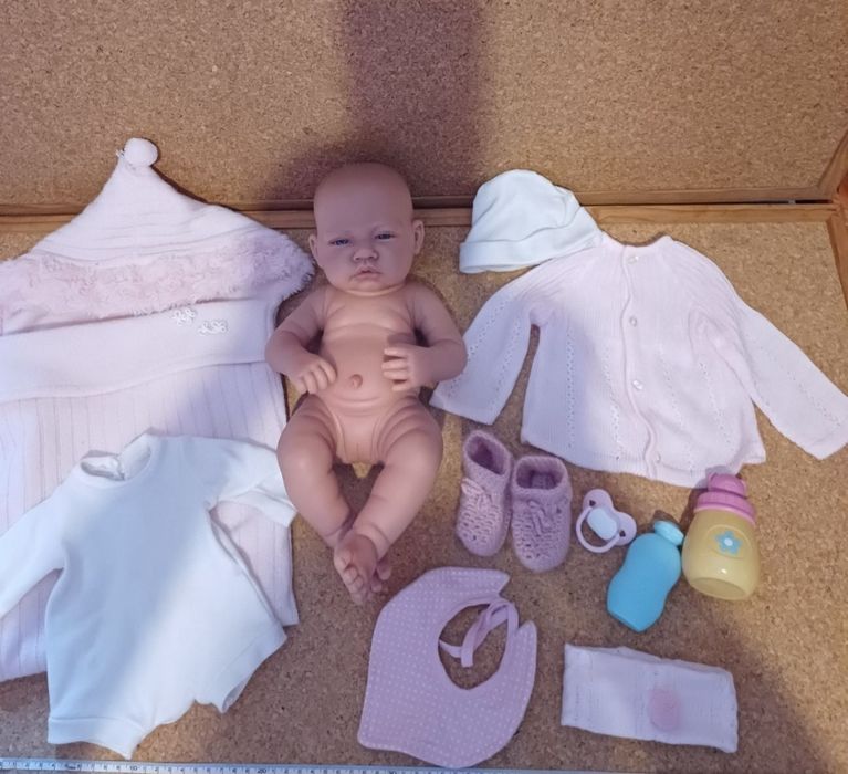 Boneca bebé com roupas e acessórios.
