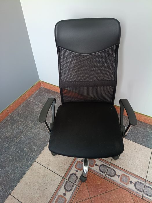 meble biurowe (biurko,szafka,2 krzesła, krzesło skórzane, półki)