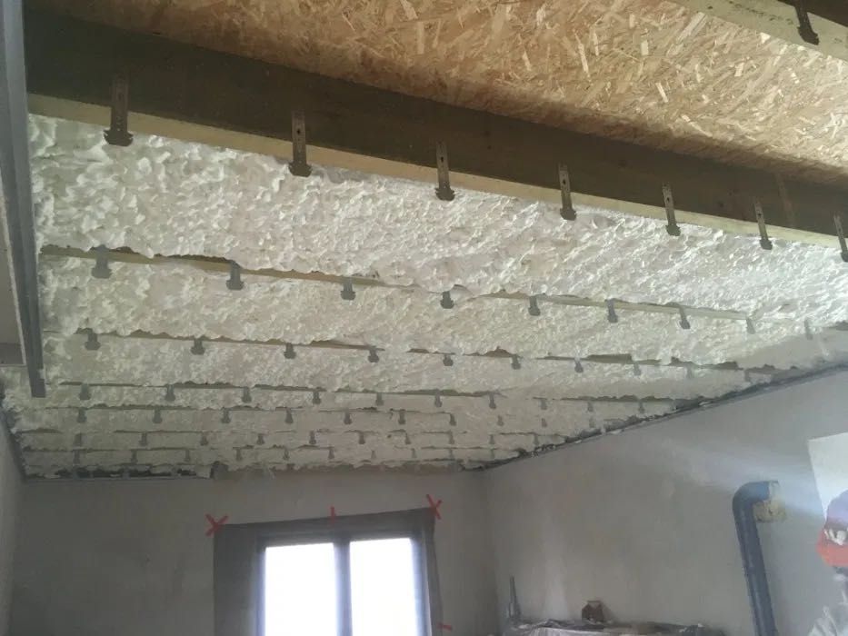 Ocieplenie poddasza pianą, icynene, ocieplanie poddaszy, natrysk