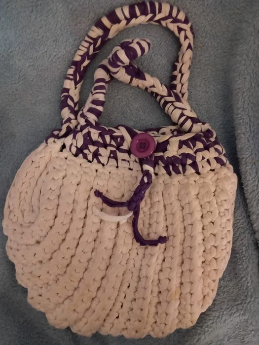 Mala em macramé branca e roxa