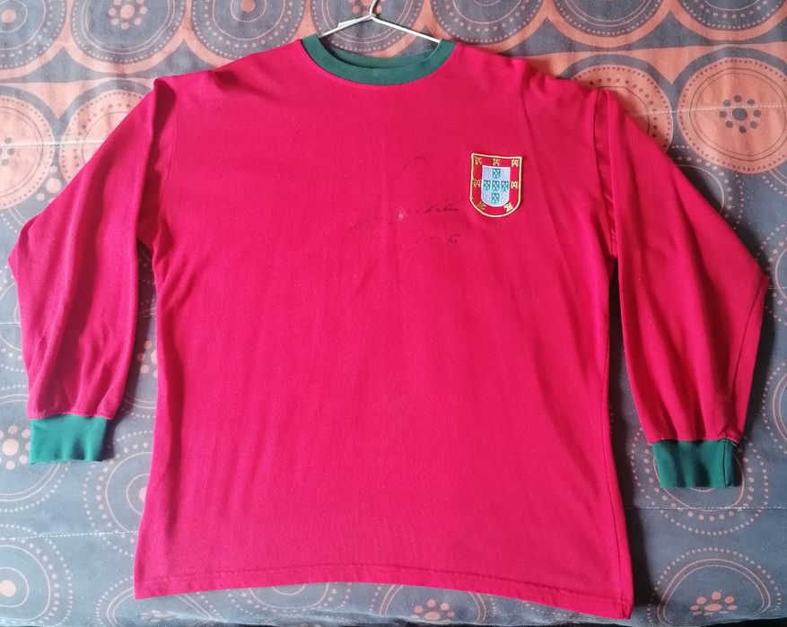 Camisola autografada pelo Eusébio