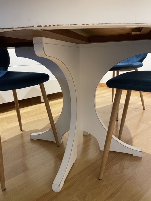 Mesa em madeira e cadeiras