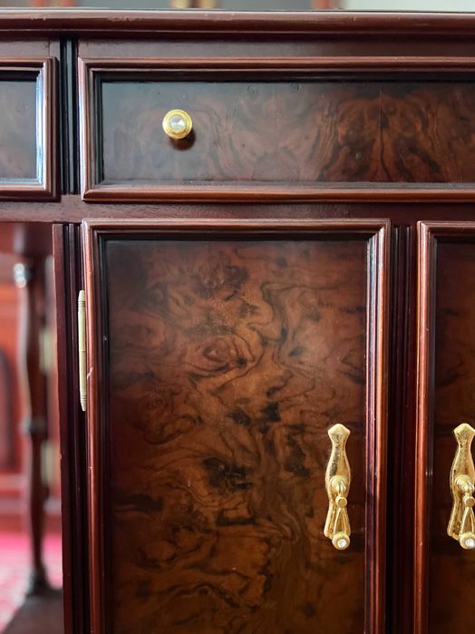 Consola em madeira de carvalho, com detalhes