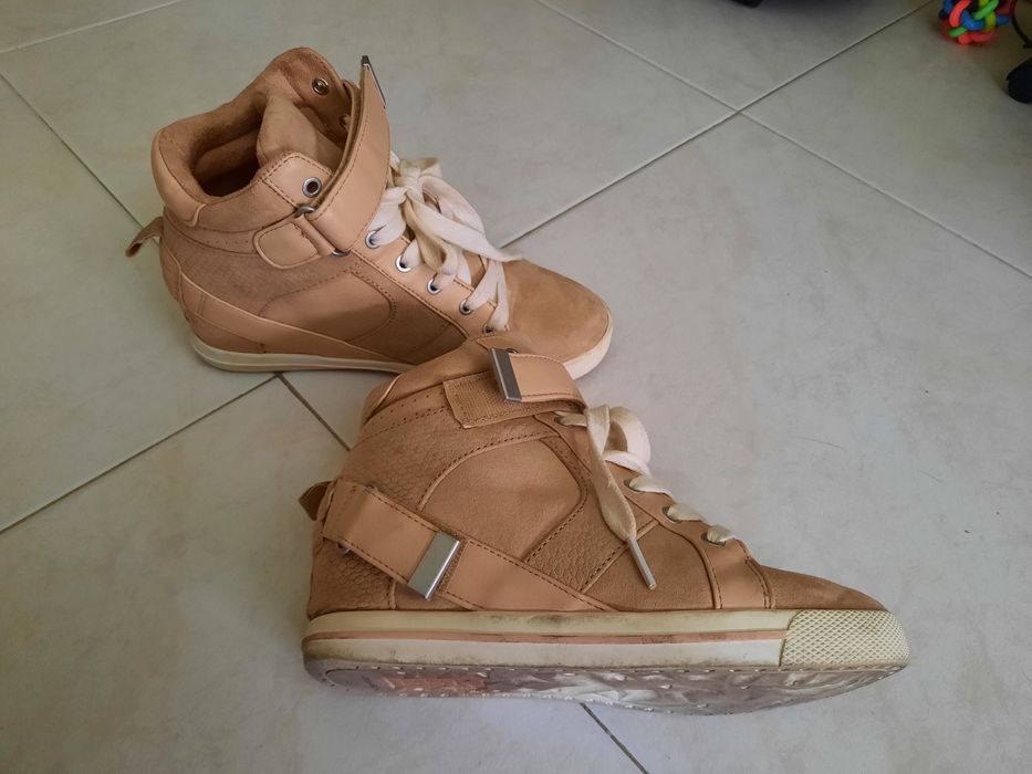 Ténis bege...de cunha ...