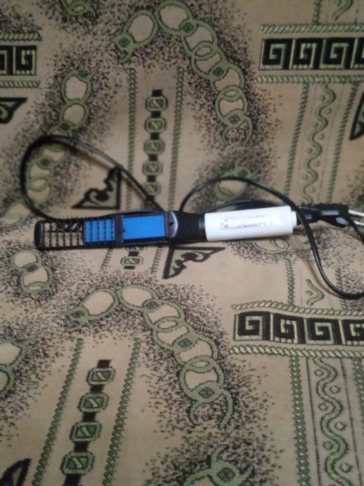 Выпрямитель для волос майже новий