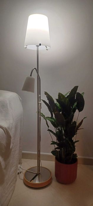 Candeeiro chão com candeeiro de leitura