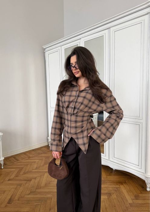 Асиметрична жіноча сорочка в кліточку