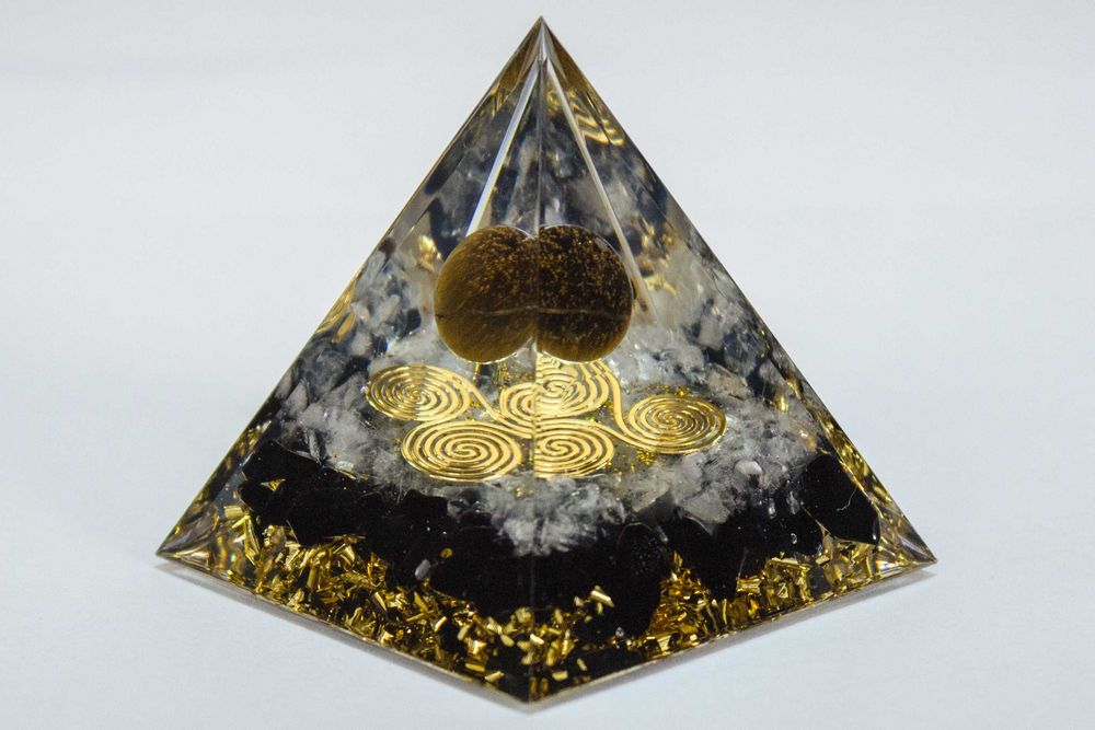 Piramida Orgonit Tygrysie Oko Miedź Kryształ Triskelion Celtycki 5 cm