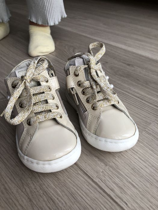 Взуття для дівчинки