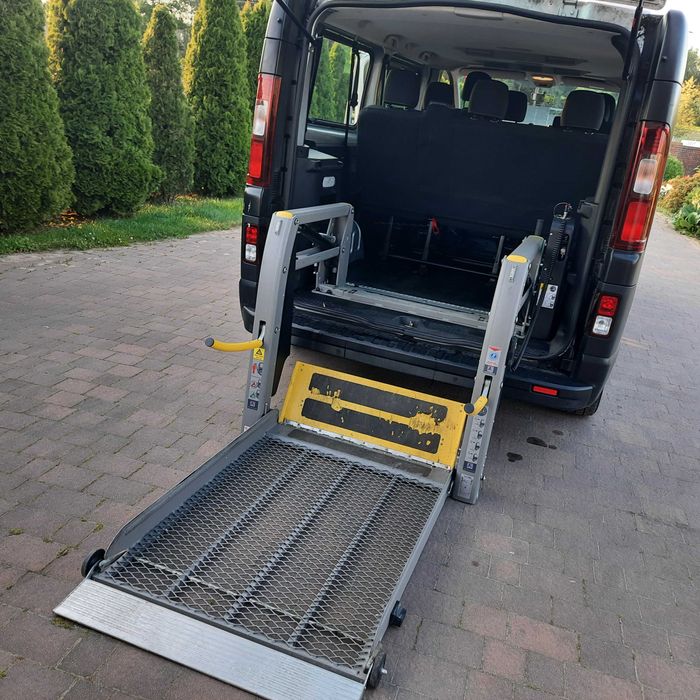 Wypożyczalnia Samochodów Busów osobowych dla niepełnosprawnych winda