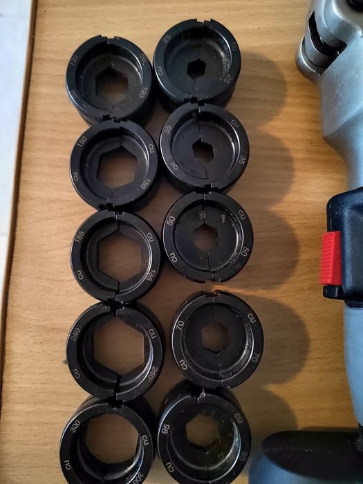 Szczypce hydrauliczne do zaciskania kabli