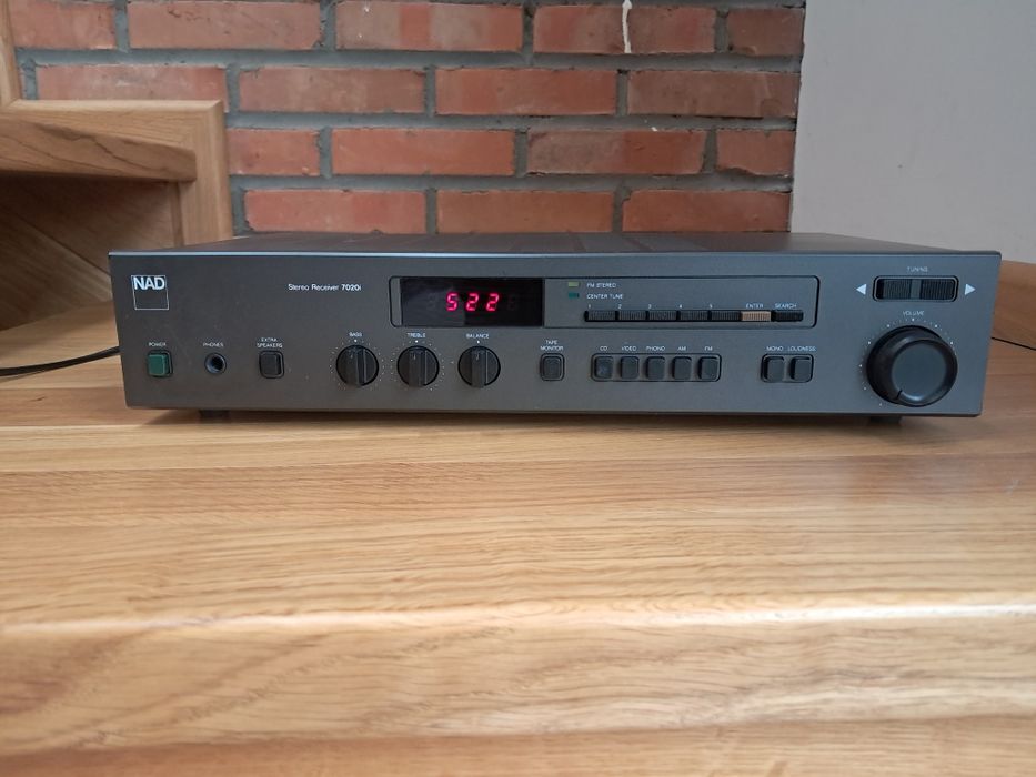Amplituner NAD 7020i