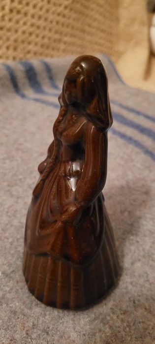 Figurka ceramiczna.