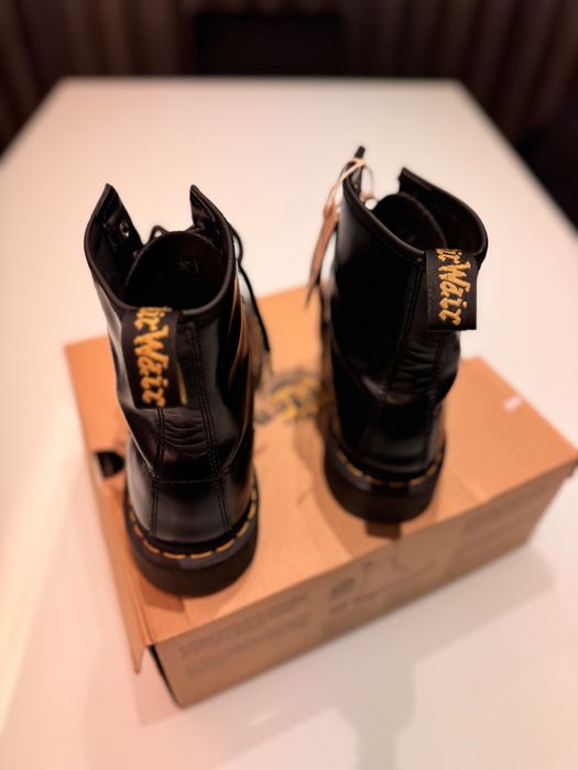 Dr. Martens (botas originais biqueira de aço)
