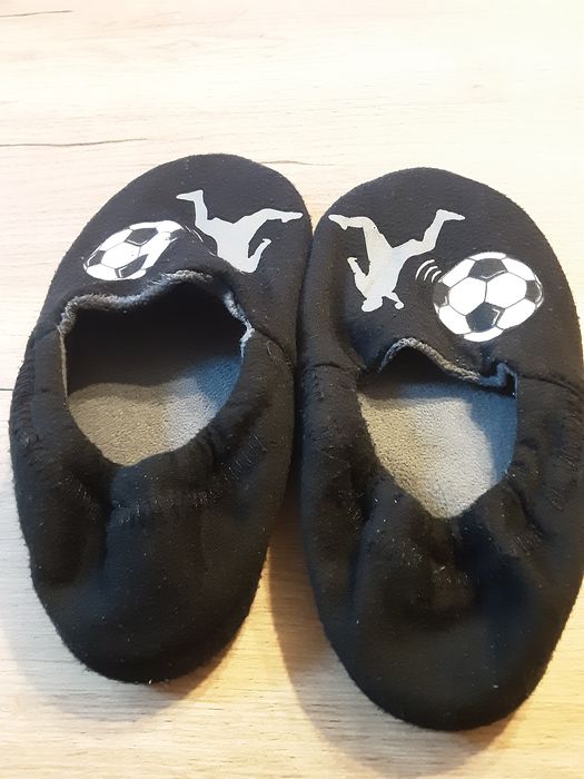 Kapcie chłopięce 34/35 piłka