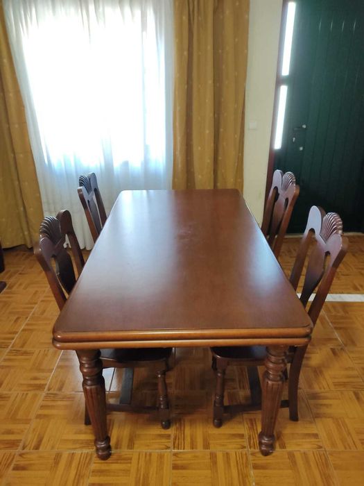 Mesa e cadeiras de sala de jantar