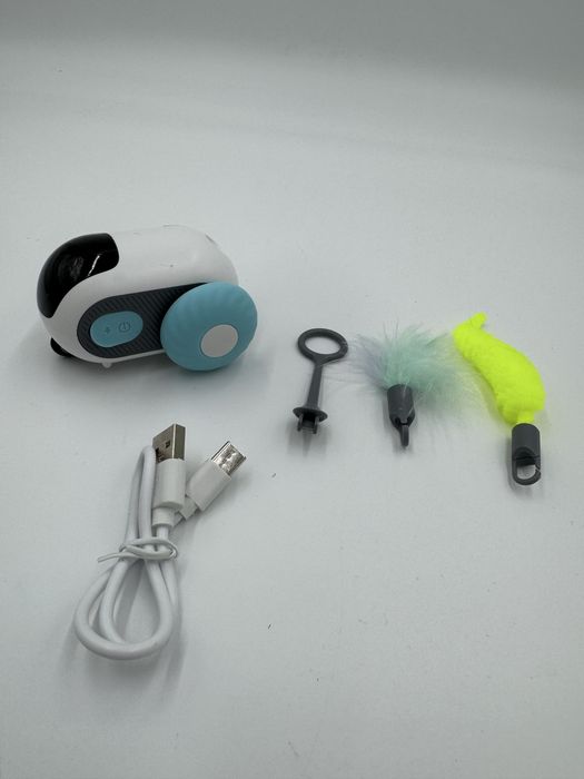 Interaktywna myszka dla kota z piorkiem