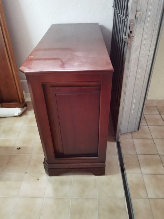 Móvel em madeira maciça