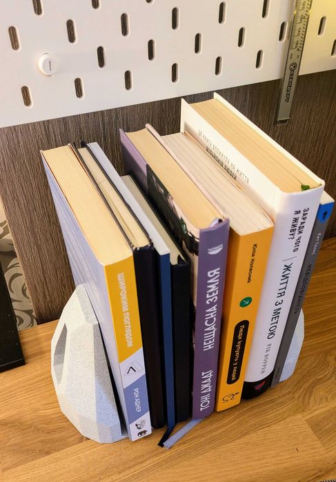 Регульована підставка для книг – ідеальне рішення для вашого столу!