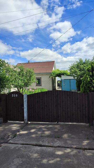 Будинок та земельна ділянка