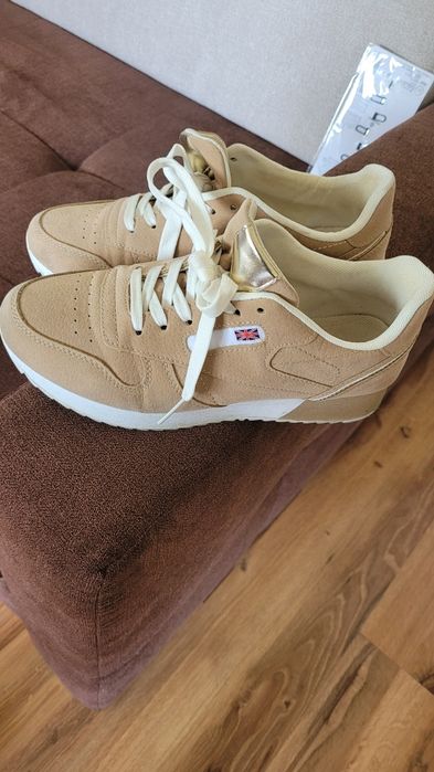 Adidasy  kolory brązowego