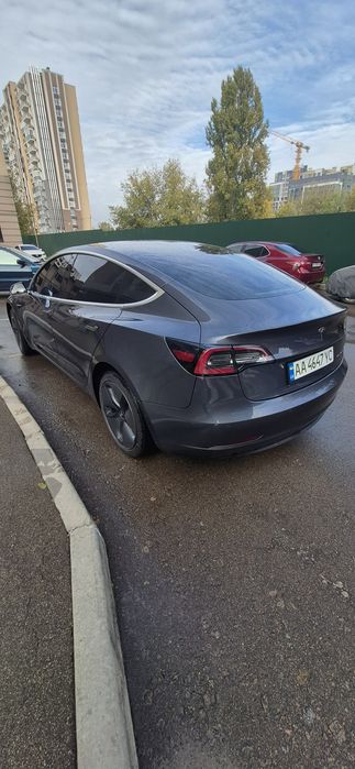 Tesla Model 3 2020 рік.