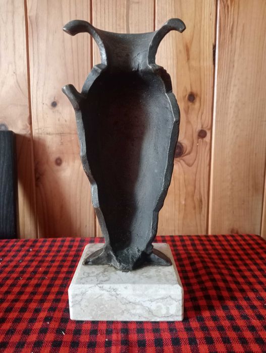 Escultura em latão.