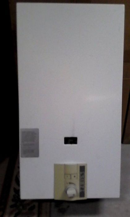 ZEUS Water Heater, Height: 68 cm, Width: 36 cm, Used.64309606913154120