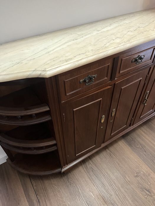 Móvel em madeira e pedra