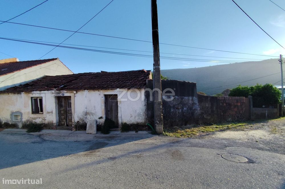 Moradia para recuperar no centro de Mira de Aire
