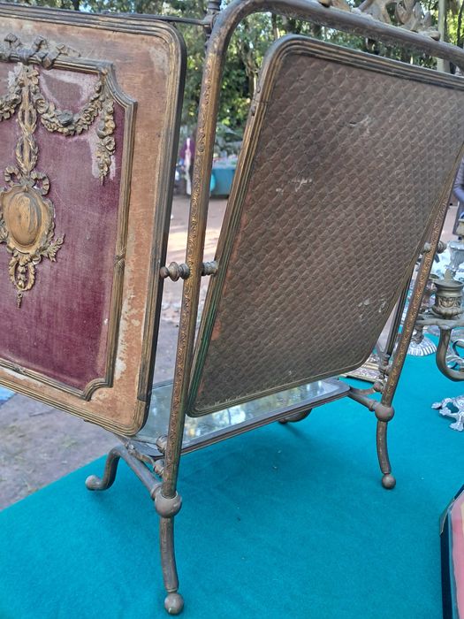 Espelho/tocador muito antigo.