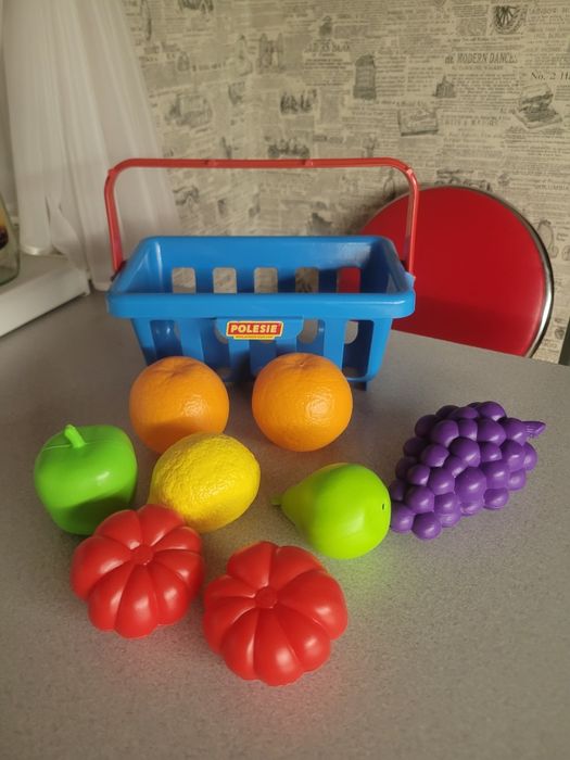 Набір фруктів у корзинці