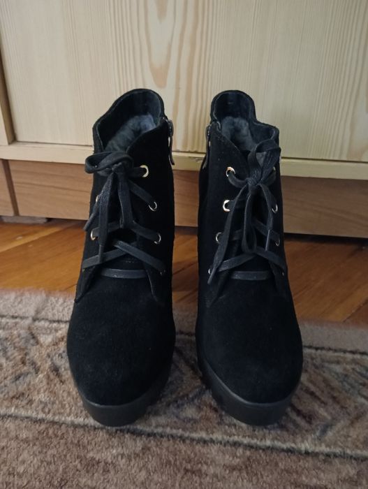 Продам зимові ботильйони ботинки натуральний замш