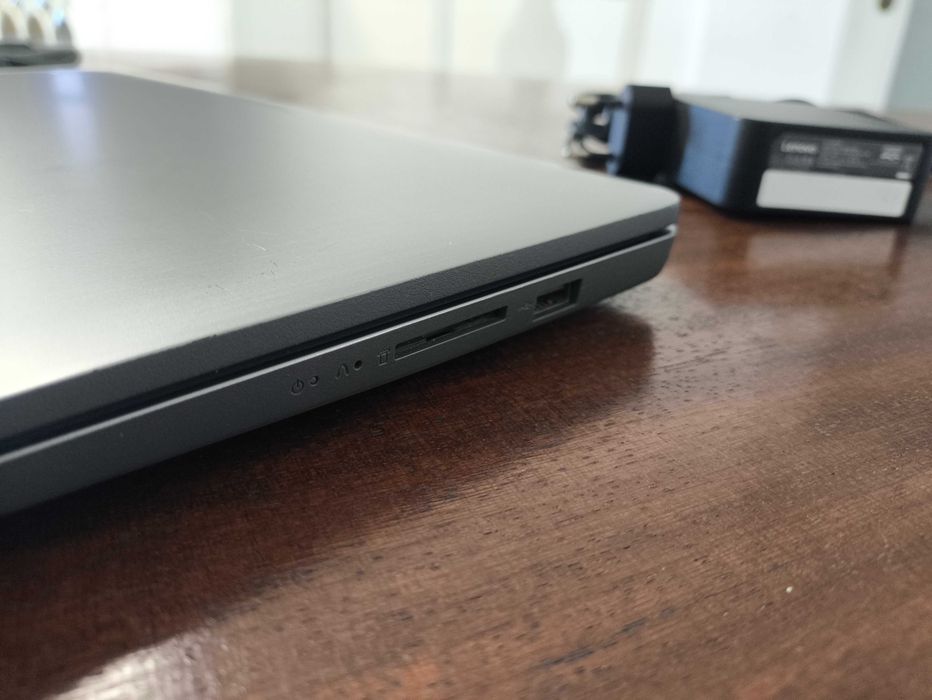 Lenovo IdeaPad 3 Ryzen 7 (5700U) – SSD 512GB | 8GB RAM (Bateria a 85%)