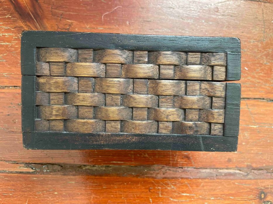 Pequena caixa de jóias artesanal