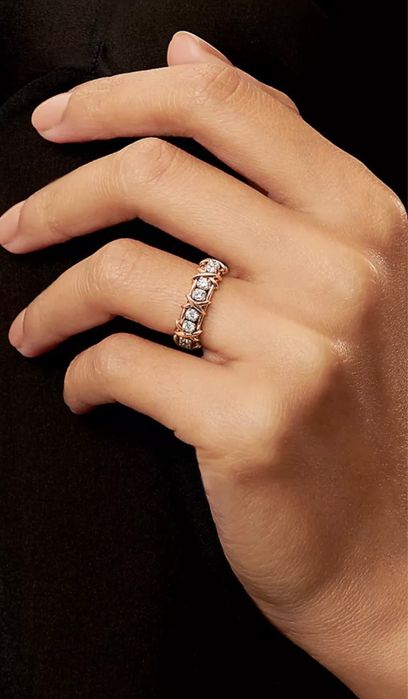 Каблучка з діамантами в стилі Tiffany.